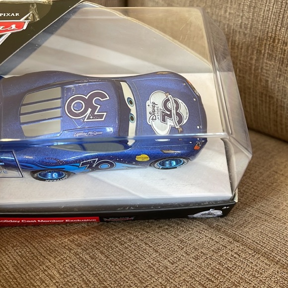 Lightning McQueen 2017 Holiday Cast Member Exclusive New Die cast Cars 3 - Picture 2 of 5